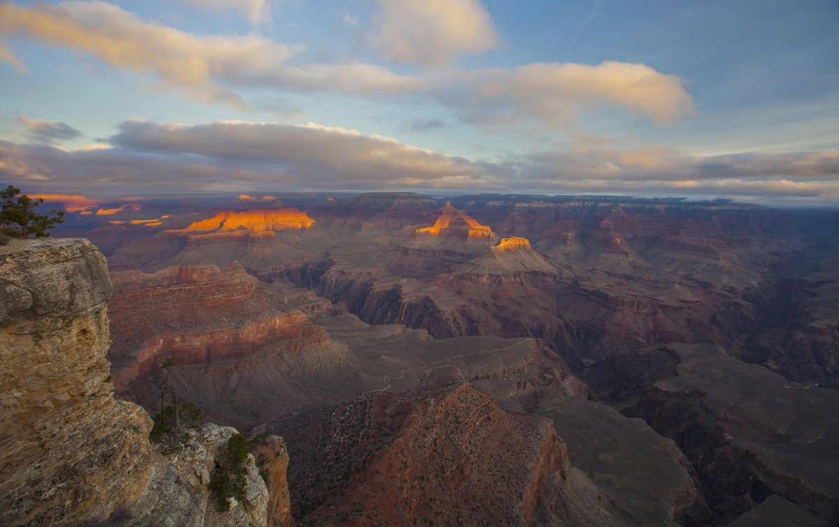 Grand Canyon: Dạo bước trên Skywalk, đường đi bộ bằng kính hình móng ngựa ở độ cao 1.219 m sẽ là trải nghiệm khó quên của bất cứ du khách nào.