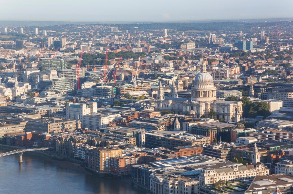 The Shard, London: Tòa nhà cao nhất châu Âu, biểu tượng của London do kiến trúc sư Renzo Piano thiết kế cho du khách cơ hội thưởng lãm thành phố từ độ cao 243 m.