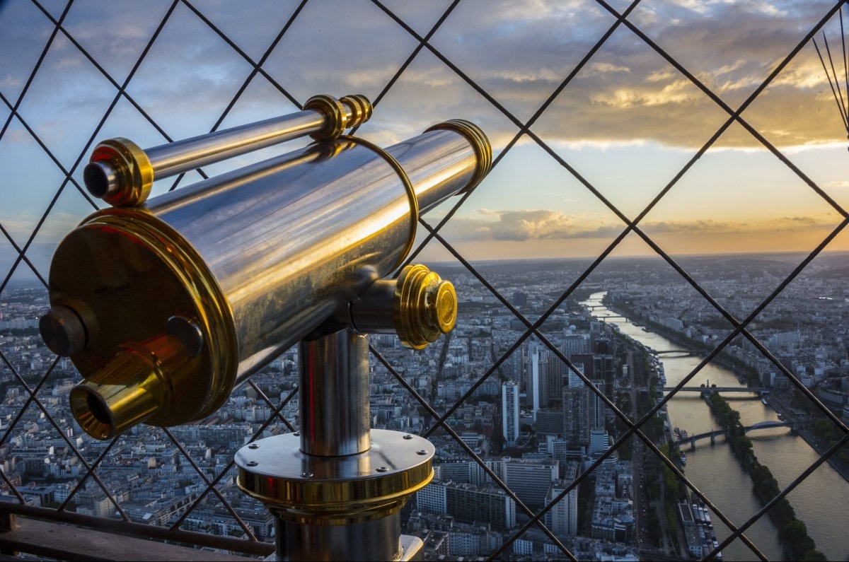 Tháp Eiffel, Paris: Biểu tượng của kinh đô ánh sáng có một khu vực đài quan sát làm bằng kính, giúp du khách ngắm cảnh Paris ở độ cao 57 m.