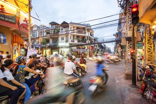 Sang đường ở Việt Nam là một thử thách bất cứ du khách nào cũng phải đối mặt.