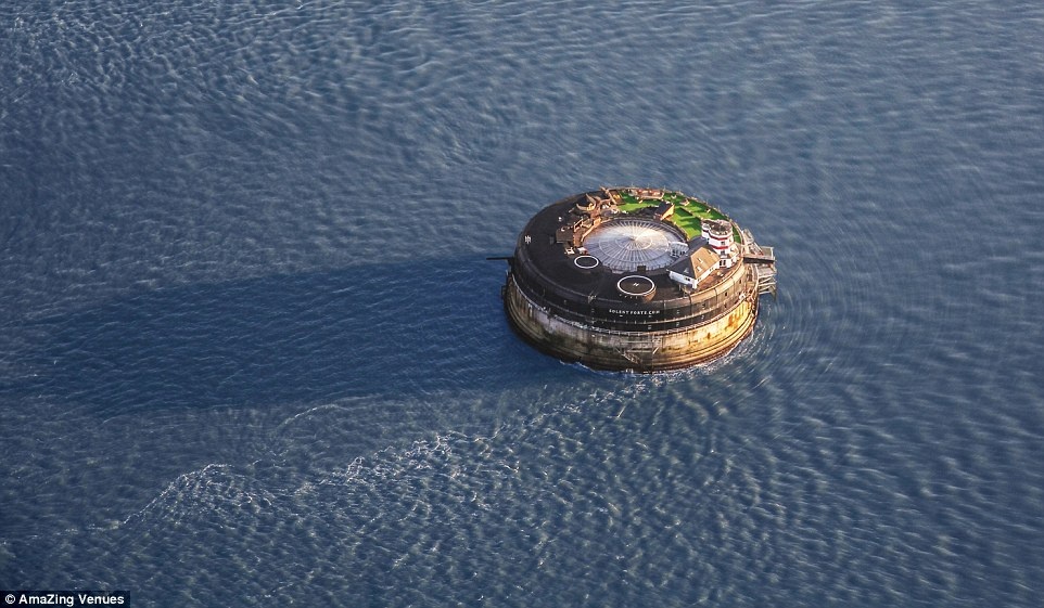 Pháo đài nằm lênh đênh giữa biển, chỉ có những du thuyền sang trọng và những tàu chở container đi qua.