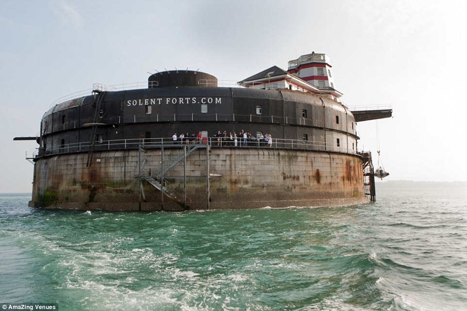 Pháo đài từng là nơi binh lính nghỉ ngơi và tập bắn súng này được xây dựng từ năm 1861 - 1880. Hiện giờ pháo đài biến thành 22 phòng ngủ cao cấp mở cửa cho khách du lịch.