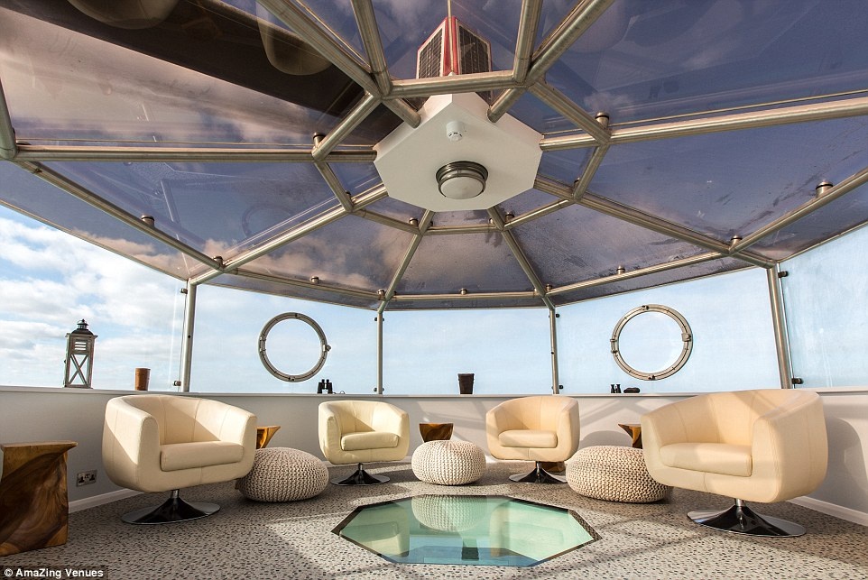 Pháo đài có màu đen, bọc thép kiên cố, hiên ngang tồn tại suốt 150 năm. Nhiệm vụ của pháo đài là bảo vệ các cơ quan hải quân Portsmouth và bờ biển phía nam nước Anh khỏi người Pháp.