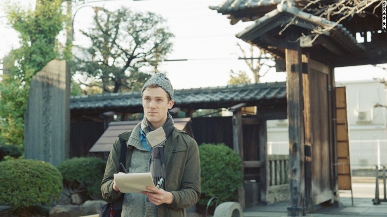 Adrian cho biết: “Các tác phẩm hội họa của Nhật Bản thường rất phẳng. Họ không tạo những hiệu ứng 3D như trong các bức vẽ của phương Tây. Khi đến đây tôi mới hiểu nguyên nhân tại sao. Phong cảnh ở đây thật bằng phẳng, từ thiên nhiên đến kiến trúc. Nếu bạn nhìn một tòa nhà từ cổng vào, bạn sẽ thấy nó như một wallpaper vậy”.