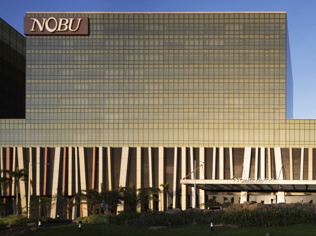 Khách sạn gồm 321 phòng, giá khởi điểm <abbr class=