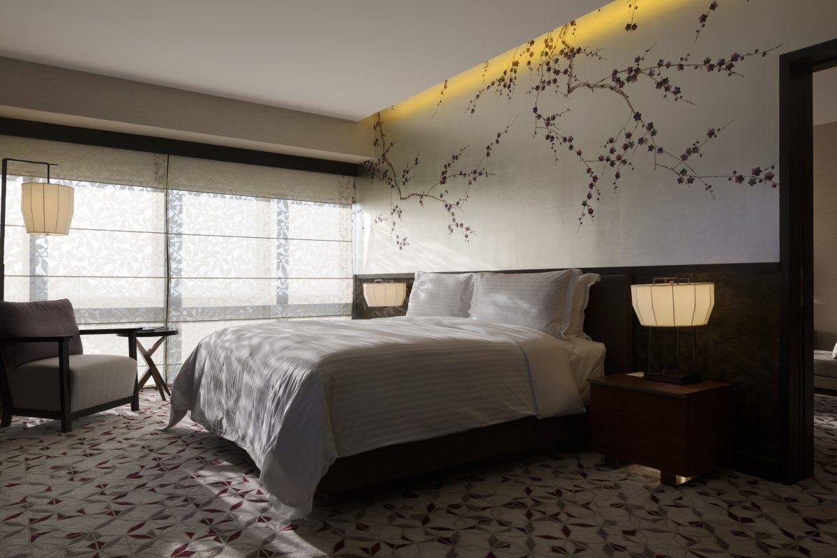 Phòng Suite được trang trí hoa anh đào, mang đậm phong cách Nhật Bản.