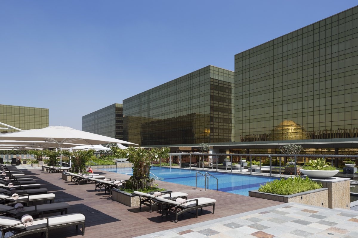 Khách sạn có dịch vụ spa, phòng tập thể hình, bể bơi đẳng cấp.