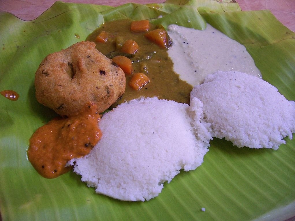 Ấn Độ: Idli wada là bữa sáng truyền thống của miền nam Ấn Độ, đó là món bánh làm bằng đậu đen lên men và cơm, ăn kèm tương ớt và nước xốt.