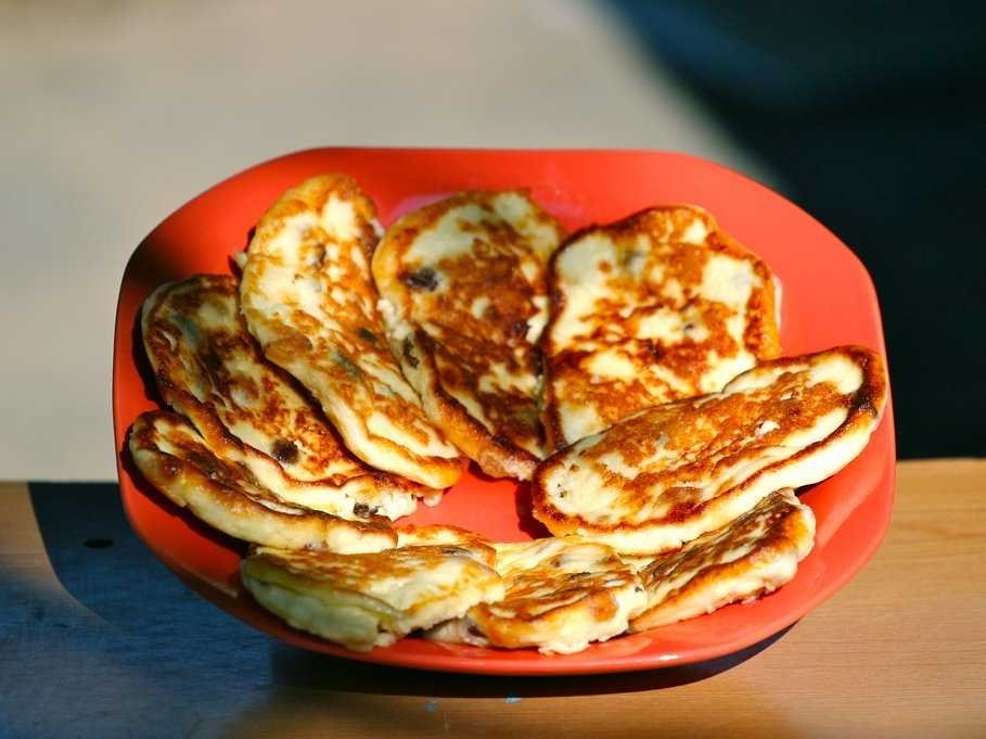 Nga: Bữa sáng thường là sirniki, bánh pancake phô mai và cháo yến mạch.