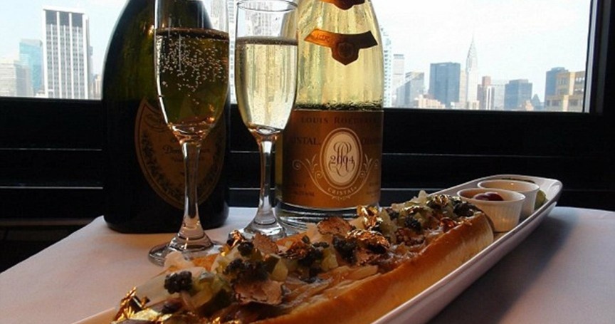 4. Xúc xích của nhà hàng 230 Fifth ở New York giá <abbr class=