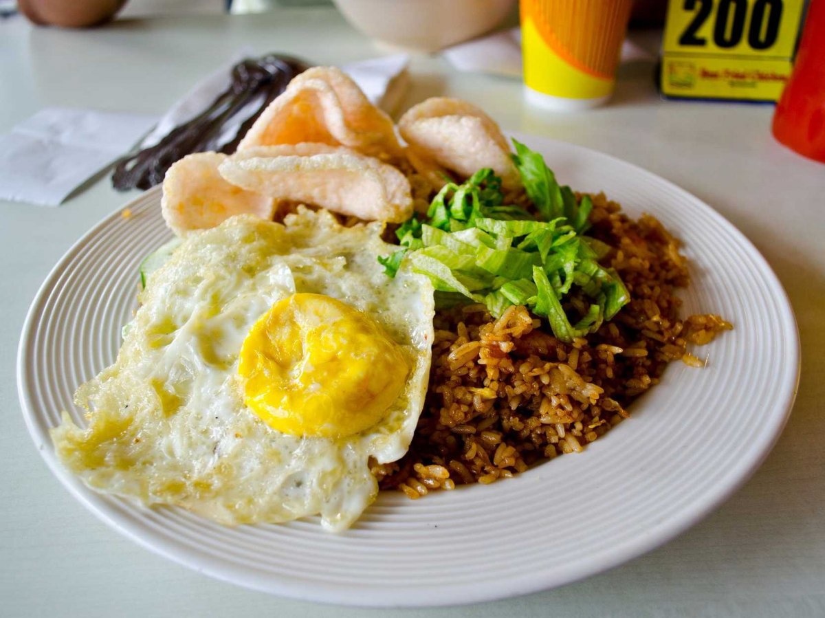 Indonesia: Nasi goreng là món phổ biến trong bữa sáng, gồm trứng ốp, cơm rang, đôi khi còn có thịt và hải sản.