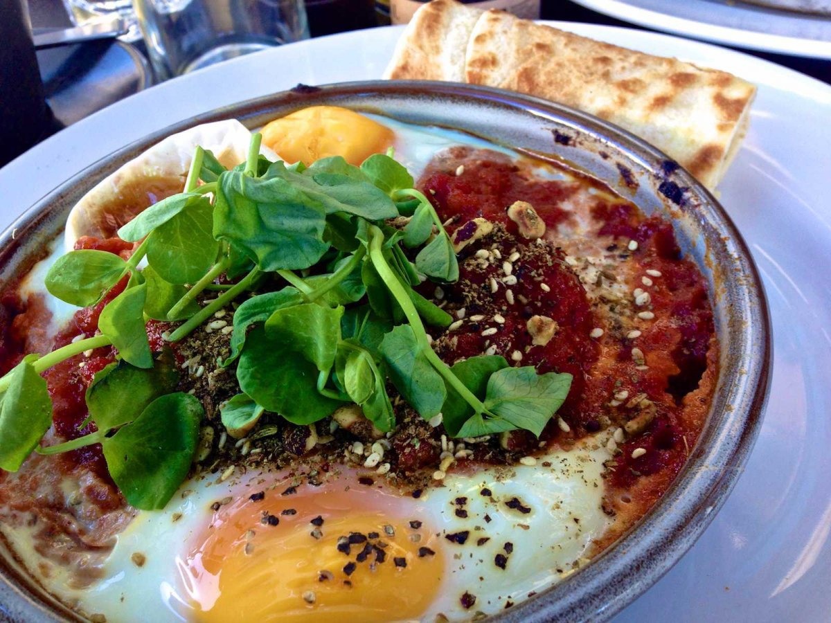 Israel: Bữa sáng ở đây gọi là shakshuka, trứng được nấu với sốt cà chua cay ăn kèm bánh mì pita.