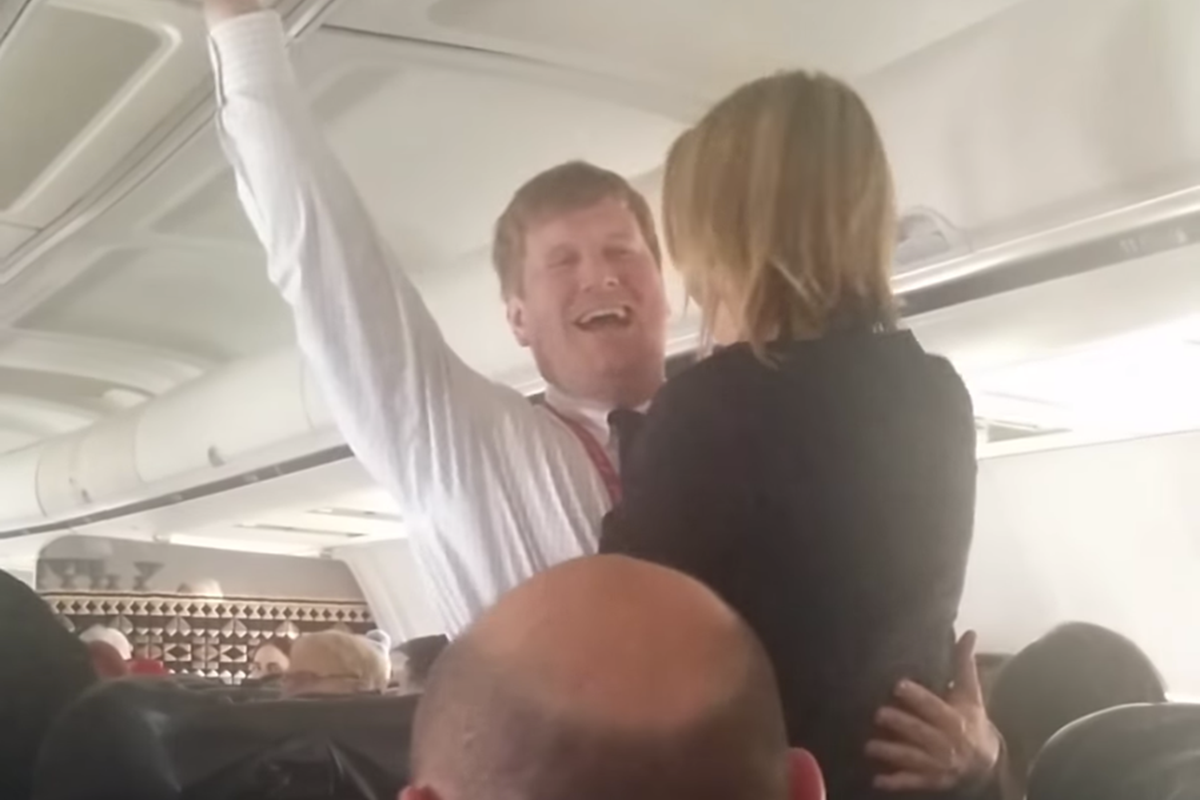 Màn cầu hôn của cựu phi công Eric Greener trên chuyến bay.