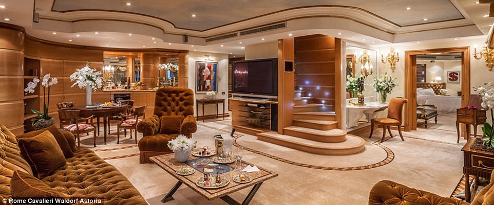 Từ khách sạn có thể nhìn ra toàn cảnh thành Rome và Vatican. Các ngôi sao như George Clooney, John Travolta và Celine Dion từng nghỉ ở khách sạn này, còn Julia Roberts được hưởng riêng một phòng suite một tháng ròng trong lúc quay phim năm 2010. 