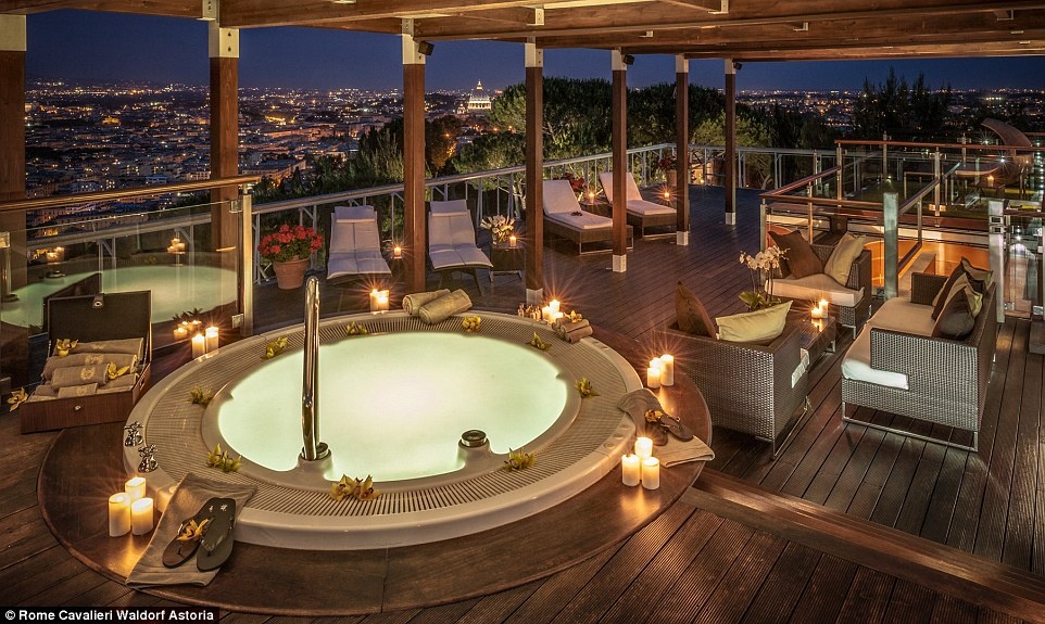 Trên mái có bể sục jacuzzi và có thể ngắm toàn cảnh thành Rome.