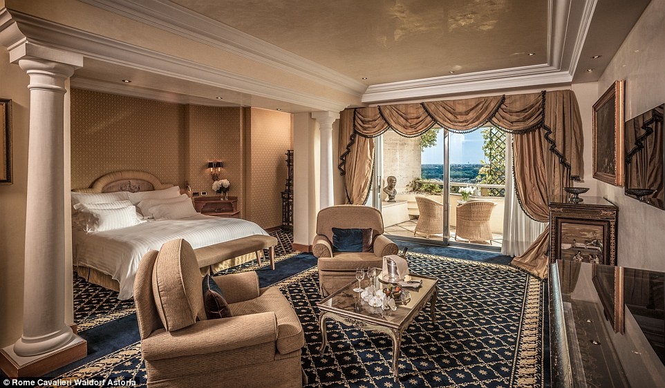 Phong khach san vuong gia cua sao 'An, cau nguyen, yeu' hinh anh