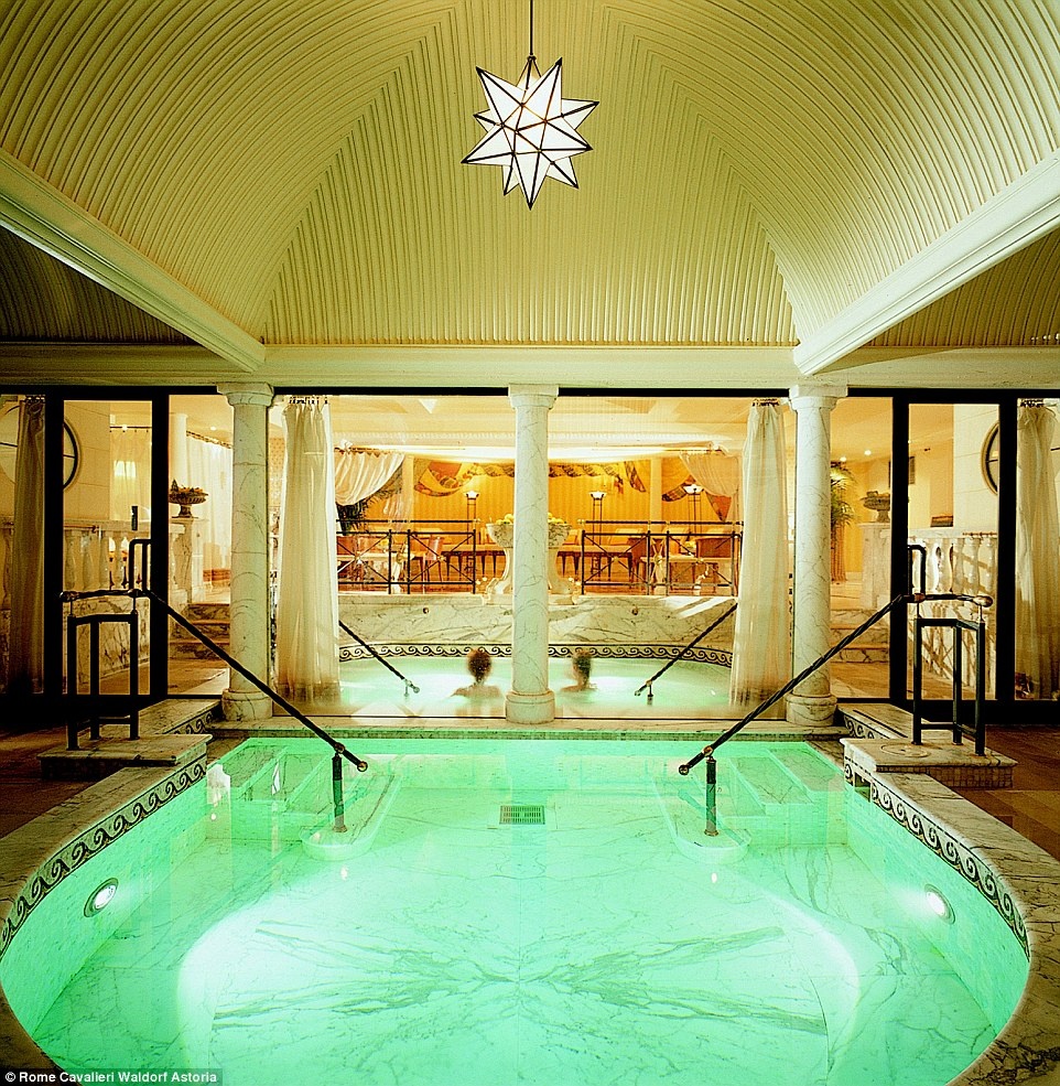 Không chỉ có không gian sang trọng, khách sạn còn nổi tiếng với nhà hàng Michelin 3 sao. Dịch vụ spa của khách sạn được tạp chí Travel & Leisure xếp hạng những dịch vụ hàng đầu thế giới.