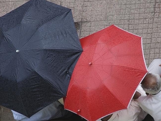 1. Mawsynram, Meghalaya, Ấn Độ: Vùng đất này có lượng mưa kỷ lục, lên tới 11.871 mm/năm. Điều này khiến người dân trong vùng có cuộc sống rất khó khăn. Nhiều người vẫn sống trong những mái nhà lợp cỏ nên ngấm nước rất nặng. Ảnh: cookiesound.