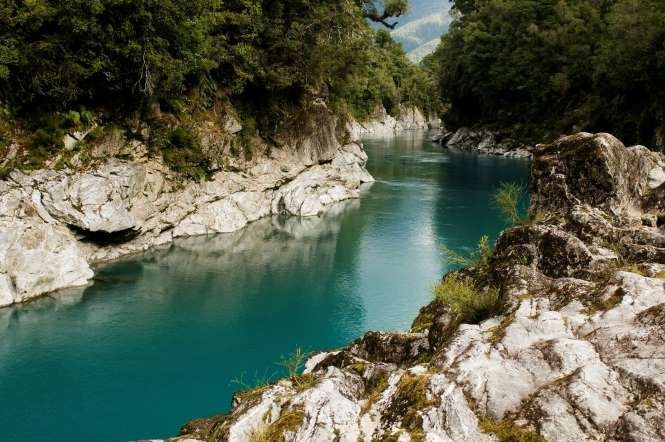 4. Sông Cropp, New Zealand: Con sông Cropp là nguồn cơn của hầu hết những trận mưa trong vùng. Do sông nằm gần biển Tasman, được bao quanh bởi những ngọn núi nên lượng mưa ở đây rất lớn, 11.516 mm/năm. Ảnh: pinterest.