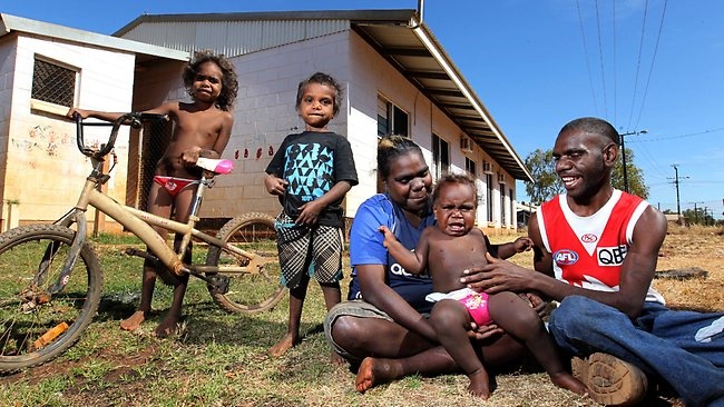 5. Lajamanu - Australia: Thị trấn nhỏ bé có dân số 700 người, một cửa hàng, thức ăn được vận chuyển mỗi tuần một lần, điện chạy bằng máy phát và dùng năng lượng mặt trời. Tuy nhiên, người dân ở đây sống rất khỏe mạnh và hạnh phúc.