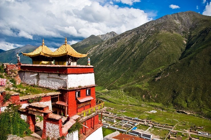 8. Quận Medog – Trung Quốc: Medog nằm ở vùng Tây Tạng với 10.000 người dân. Trước kia, chính quyền cố gắng xây dựng đường xá, nhưng động đất và lở núi khiến cho việc làm đường không thể tiến hành nổi đến khi một đường cao tốc được xây dựng vào năm 2013,