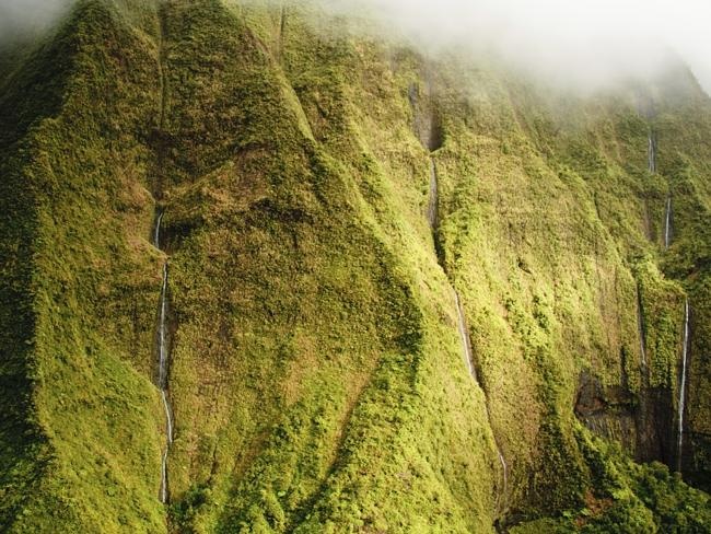 8. Mt. Waialeale, Oceania: Cũng nằm ở Hawaii, lượng mưa ở đây là 9.763 mm/năm. Do những cơn mưa liên tiếp, đi bộ leo núi ở vùng này vô cùng nguy hiểm, kể cả với những người kinh nghiệm nhất. Nhưng cũng nhờ mưa mà khu vực này có rất nhiều loại thảo mộc quý hiếm.