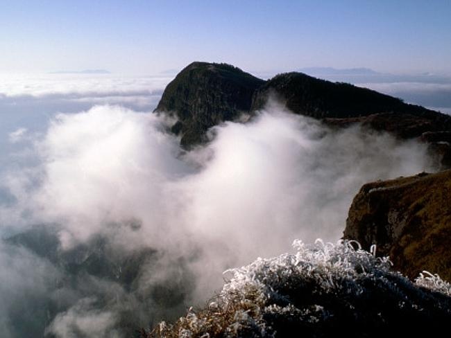 10. Núi Nga Mi, Trung Quốc: Lượng mưa trên núi là 8.169 mm/năm. Đỉnh cao nhất của Nga Mi sơn là đỉnh Vạn Phật của ngọn núi chính Kim Đỉnh, với độ cao 3.099 m. Với địa thế cao chót vót, phong cảnh thần tiên nên ngọn núi còn có biệt danh 