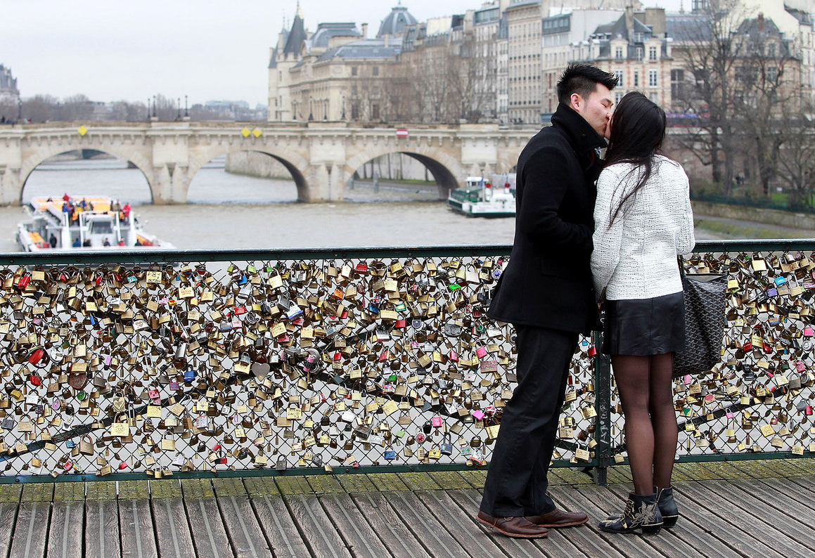 Du khach het duoc treo khoa tinh yeu o Paris hinh anh