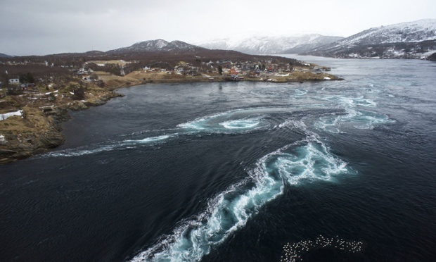 Saltstraumen, Nordland, Nauy: Đây không phải là địa danh lý tưởng đối với những người say sóng. Tại eo biển hẹp gần thị trấn Bodø, ngọn thủy triều mạnh nhất thế giới biến 400 m3 nước biển thành xoáy nước trắng xóa có đường kính tới 10 m.