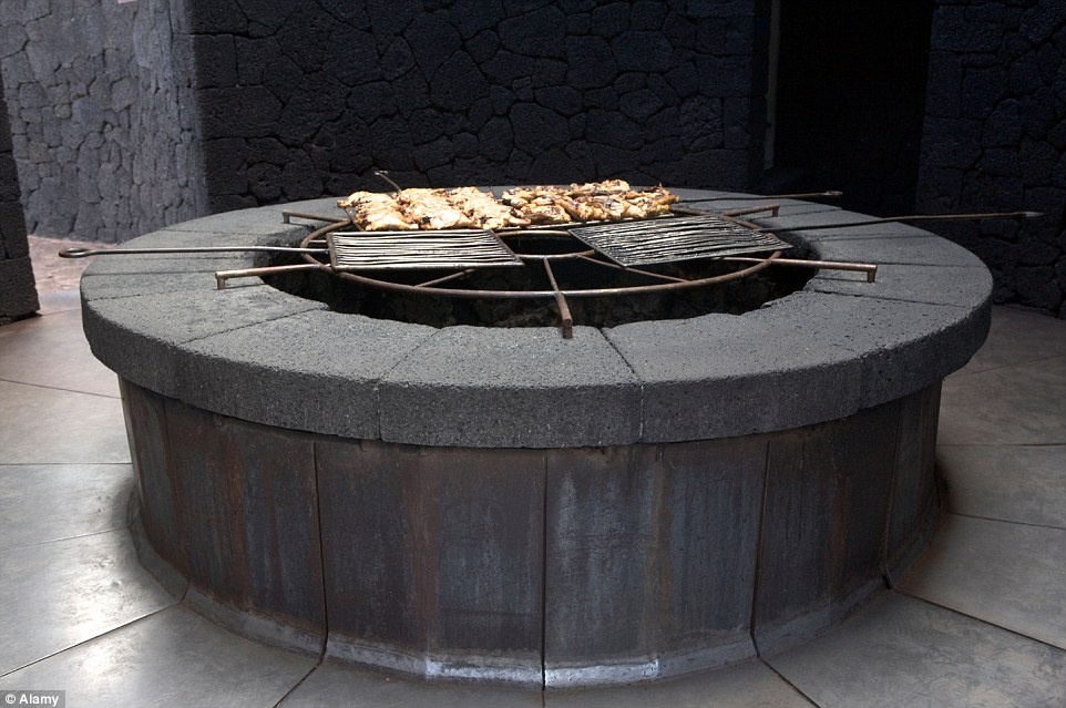 Địa nhiệt ở đây có nhiệt độ lên tới 450 – 500 độ C, phụt ra từ một lỗ dưới mặt đất.