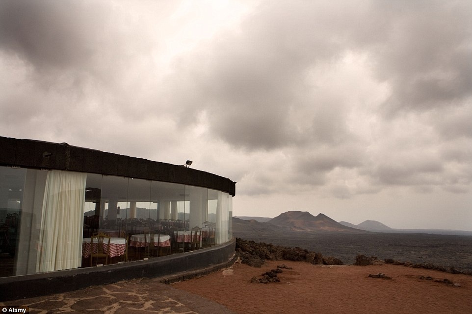 Thực khách có thể vừa thưởng thức bữa ăn, vừa ngắm nhìn quang cảnh núi lửa. 