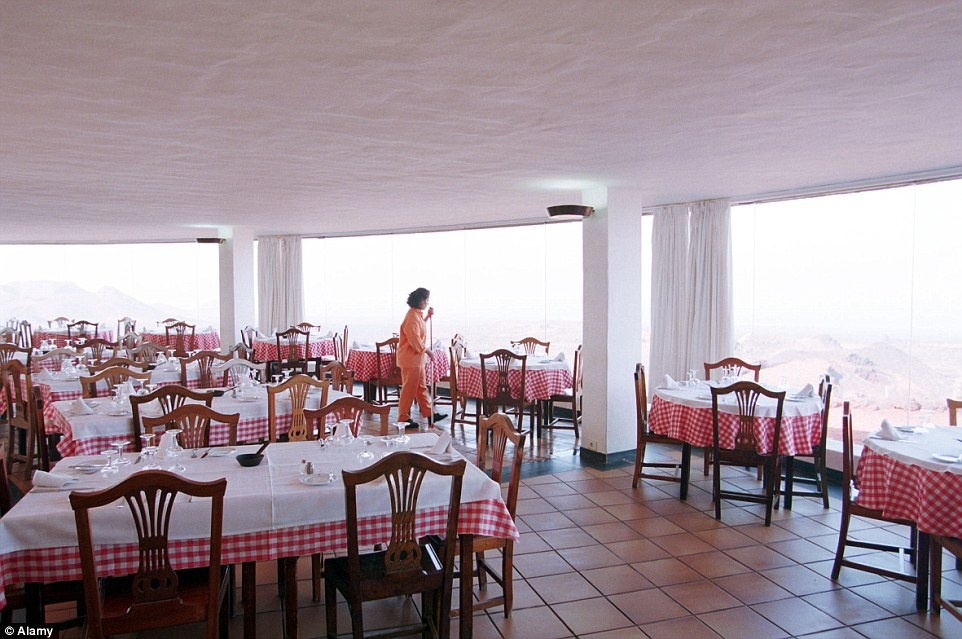 Đồ ăn tại nhà hàng được phục vụ hằng ngày từ trưa đến 15h30. Khách hàng phải đặt trước vì nhà hàng luôn đông khách.