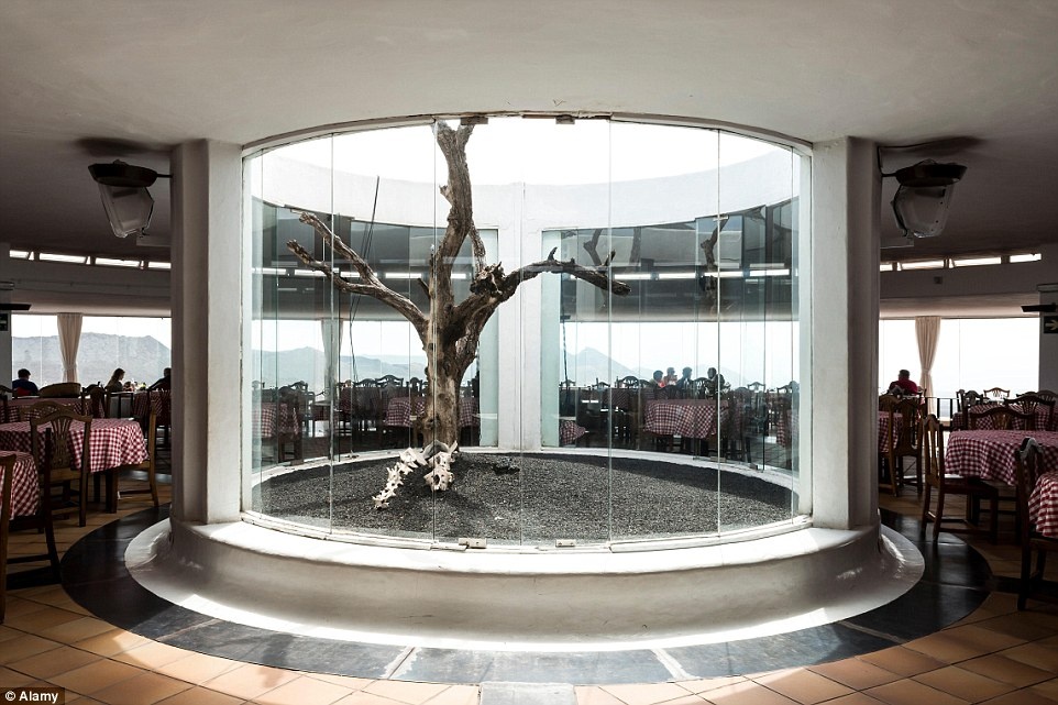 Nhà hàng được cấp phép năm 1970, thu hút rất nhiều khách du lịch đến đây thưởng thức các món ăn ngon được thực hiện theo phương pháp đặc biệt. Ngoài 3 phần chính của bữa ăn, thực khách còn được trải nghiệm về núi lửa với tour tham quan hệ thống nấu ăn có một không hai này.