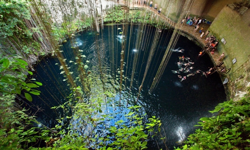 Giếng trời Ik-Kil cenote, Yucatán, Mexico: Cenote theo tiếng Maya có nghĩa là giếng, thường được tạo thành do hang sụt. Ik Kil mở thông như giếng trời, khoảng cách giữa mặt đất và mặt nước bên dưới là 26 m. Với đường kính 60 m và độ sâu 40 m, giếng trông rất giống một cái bồn tắm lộ thiên. Hồ nước mở cửa hằng ngày cho du khách đến tắm. Đây cũng được chọn là nơi diễn ra cuộc thi nhảy vực Red Bull.