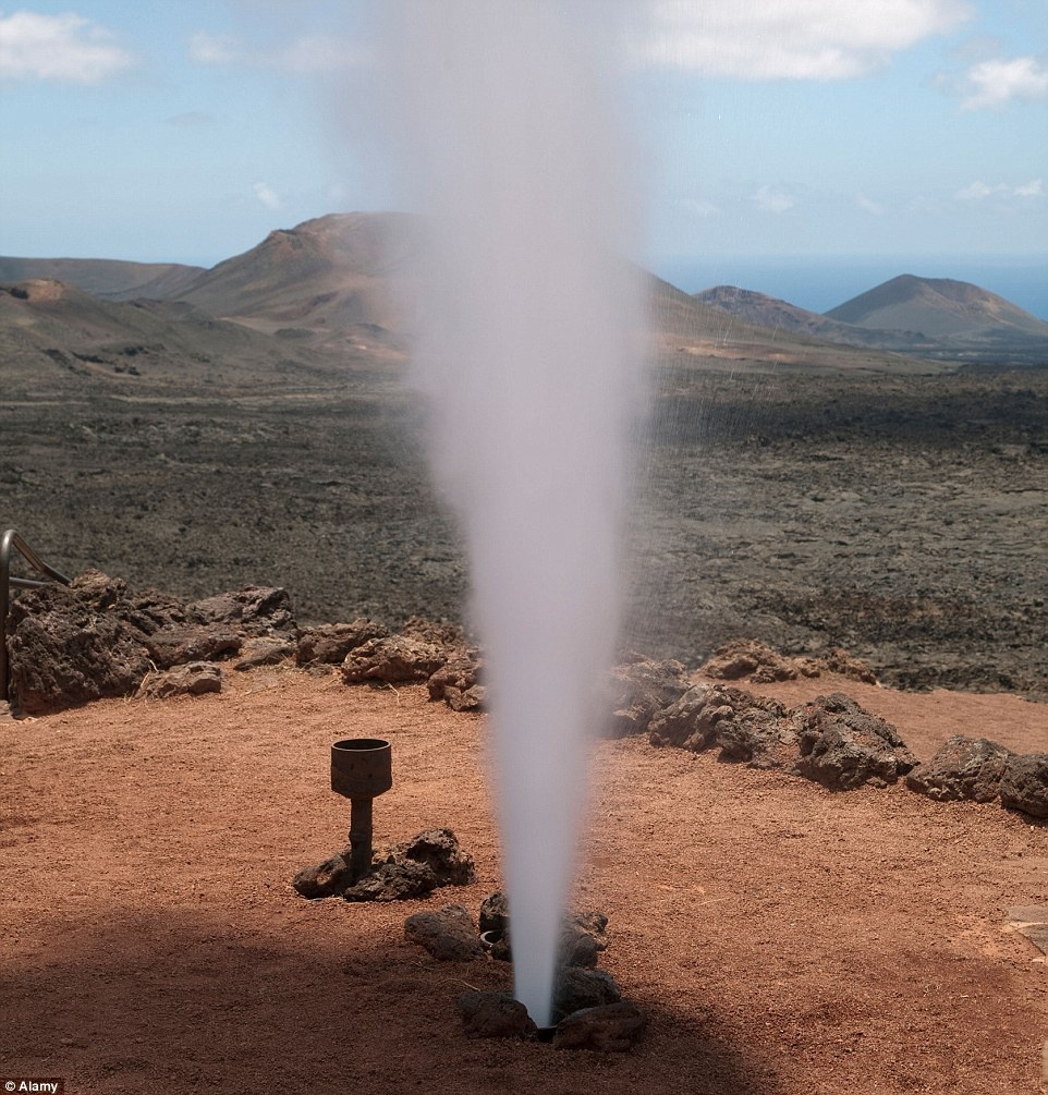 Nước và hơi phụt ra do địa nhiệt từ núi lửa tại công viên quốc gia Timanfaya, Lanzarote, quần đảo Canary.