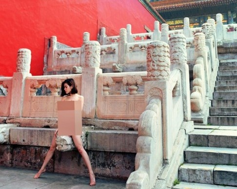 Nguoi mau bi chi trich vi chup anh khoa than o Tu Cam Thanh hinh anh