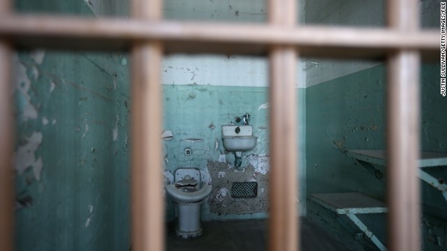 Nhà tù từng giam giữ các tội phạm khét tiếng như trùm mafia lừng danh nước Mỹ trong thế kỷ 20 Al Capone, tên cướp ngân hàng George Kelly và những tội phạm giết người hàng loạt.