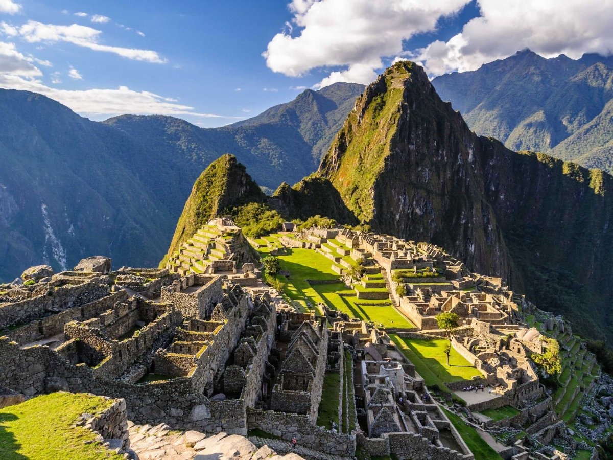 2. Machu Picchu, Peru: Machu Picchu nằm trên một sườn núi trong thung lũng Urubamba ở Peru, cách thành phố Cusco khoảng 80 km về phía Tây Bắc, thông qua các dòng sông Urubamba.Machu Picchu được mô tả như 