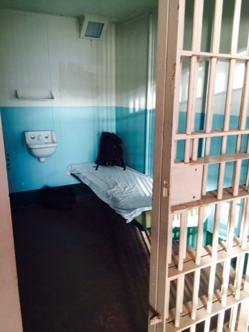 Mỗi phòng giam có diện tích 1,5 x 2,7 m.