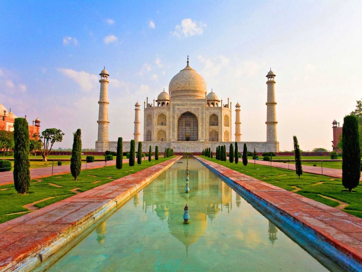 3. Đền Taj Mahal, Ấn Độ: Ngôi đền do vua Shah Jahan xây dựng để tưởng nhớ người vợ thứ ba, hoàng hậu Mumtaz Mahal. Bà đã qua đời khi sinh đứa con thứ 14 của họ ở tuổi 40, sau 30 giờ lâm bồn.