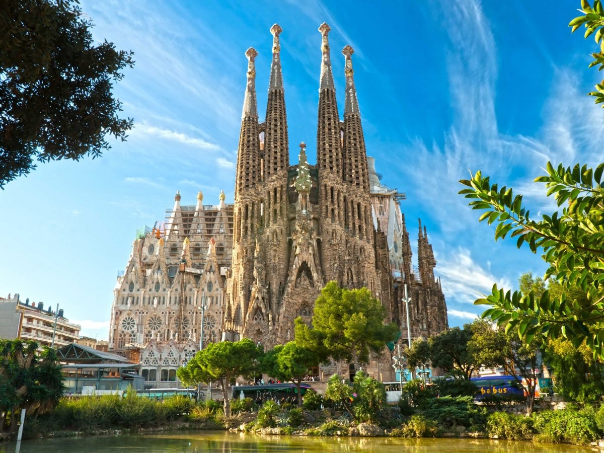 5. Nhà thờ La Sagrada Familia, Barcelona, Tây Ban Nha:  là một nhà thờ Công giáo lớn đang xây tại Barcelona, Catalonia, Tây Ban Nha, được coi là kiệt tác của kiến trúc sư nổi tiếng người Catalan Antoni Gaudí (1852–1926). Vì cỡ vĩ đại và phong cách độc đáo, nó là một trong những điểm du lịch hấp dẫn nhất của Barcelona và là một biểu tượng của Tây Ban Nha.