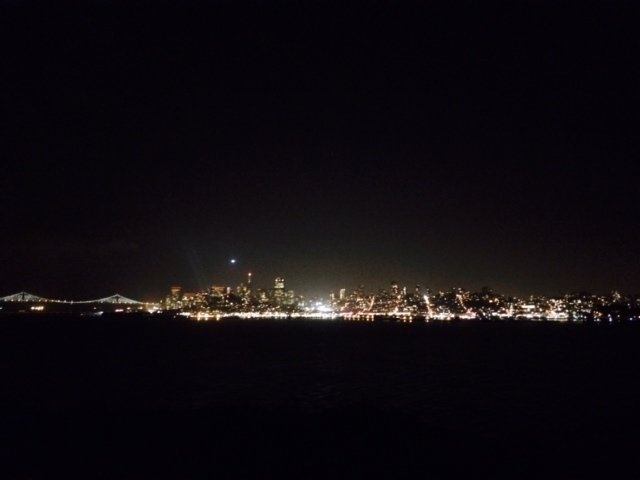 Một điều trớ trêu là nhà tù nhìn ra quang cảnh tuyệt đẹp, với thành phố San Francisco lộng lẫy về đêm. Nhưng đây cũng chính là sự tra tấn tinh thần thống khổ đối với tù nhân, khi ngày ngày phải chứng kiến cuộc sống tự do sôi động ngoài kia.