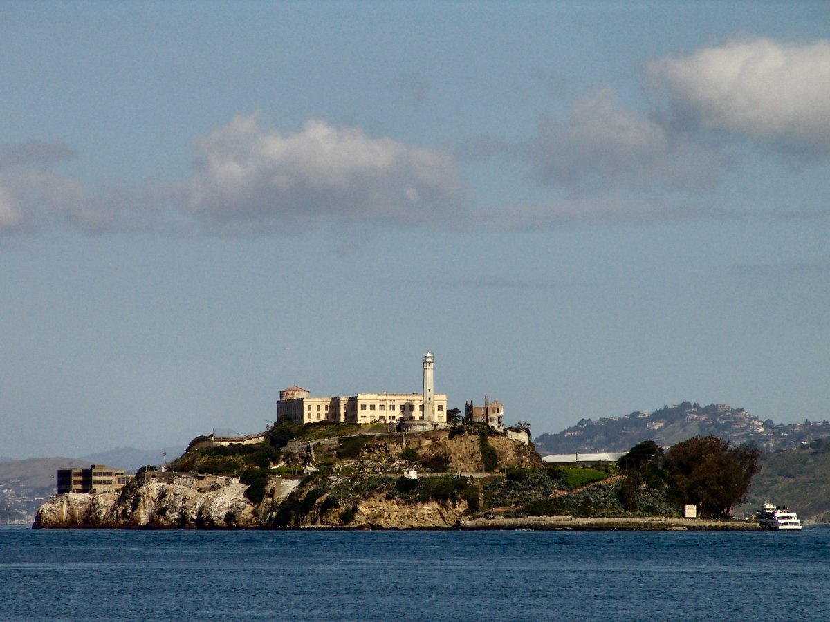 8. Alcatraz, San Francisco, California:  Hòn đảo này từng là nhà tù nổi tiếng của Mỹ, nơi xảy ra vụ vượt ngục tai tiếng nhất trong lịch sử nước Mỹ. Đó là cuộc đào tẩu của 3 tên tù nhân mà cầm đầu là Frank Lee Morris.