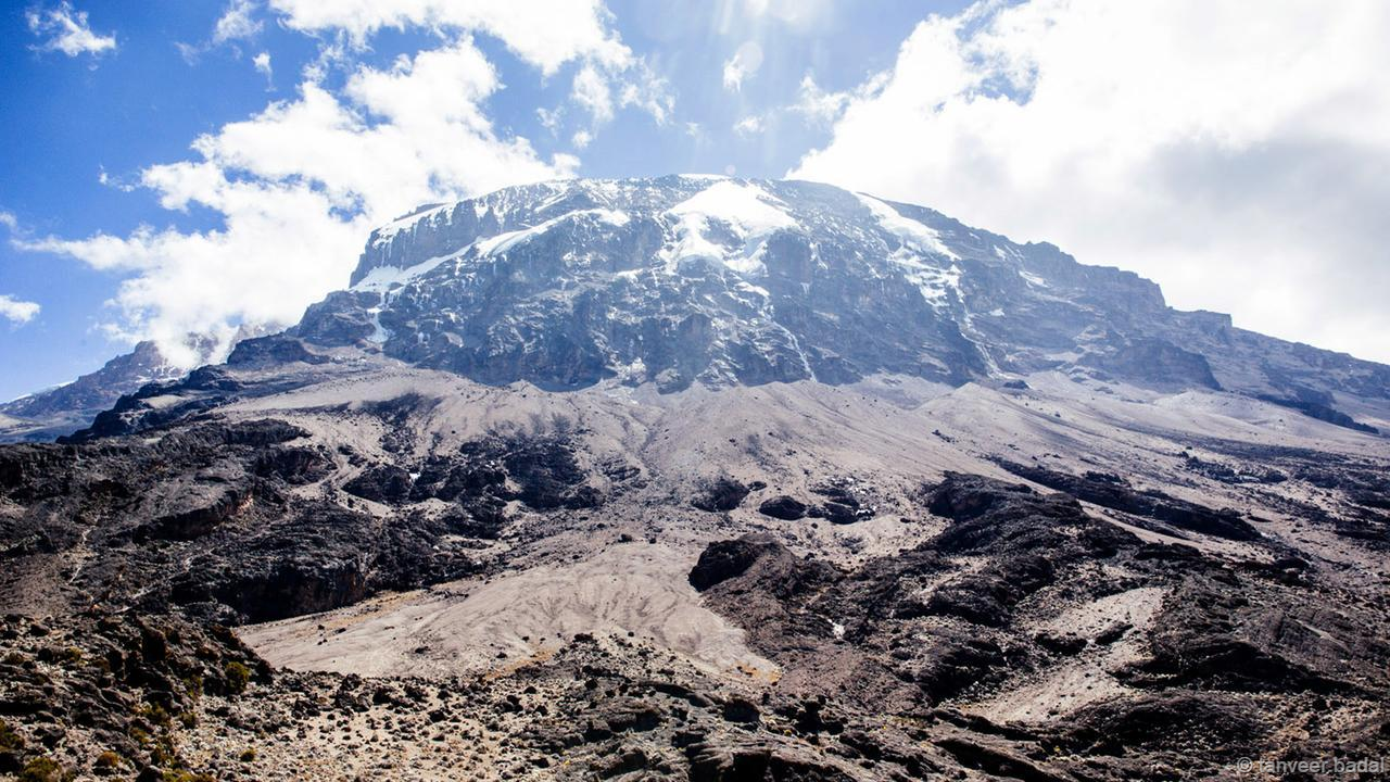 Kilimanjaro nằm ở đông bắc Tanzania, gần biên giới Kenya với độ cao 5.895 m. Có vô vàn lý do tại sao 40.000 người leo núi đến đỉnh Kilimanjaro ở Tanzania mỗi năm. Chinh phục ngọn núi đơn lẻ cao nhất thế giới, đứng trên đỉnh châu Phi với cả lục địa dưới chân mình là một kỳ tích rất nhiều người mơ ước. Du khách còn có dịp thưởng lãm những dòng sông băng trên đường xích đạo của trái đất. Những dòng sông băng này được dự đoán sẽ biến mất từ năm 2015 – 2020. 