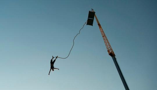 Du khach mat mang vi nhay bungee o Thai Lan hinh anh