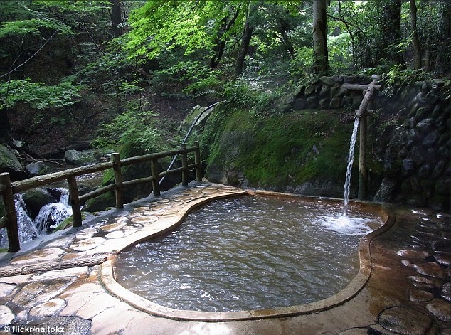 Suoi nuoc nong o Nhat dong cua vi canh nong hinh anh