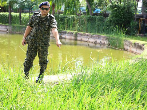 Một cảnh sát đang chỉ vị trí du khách rơi xuống sau khi đai chân bị vỡ.