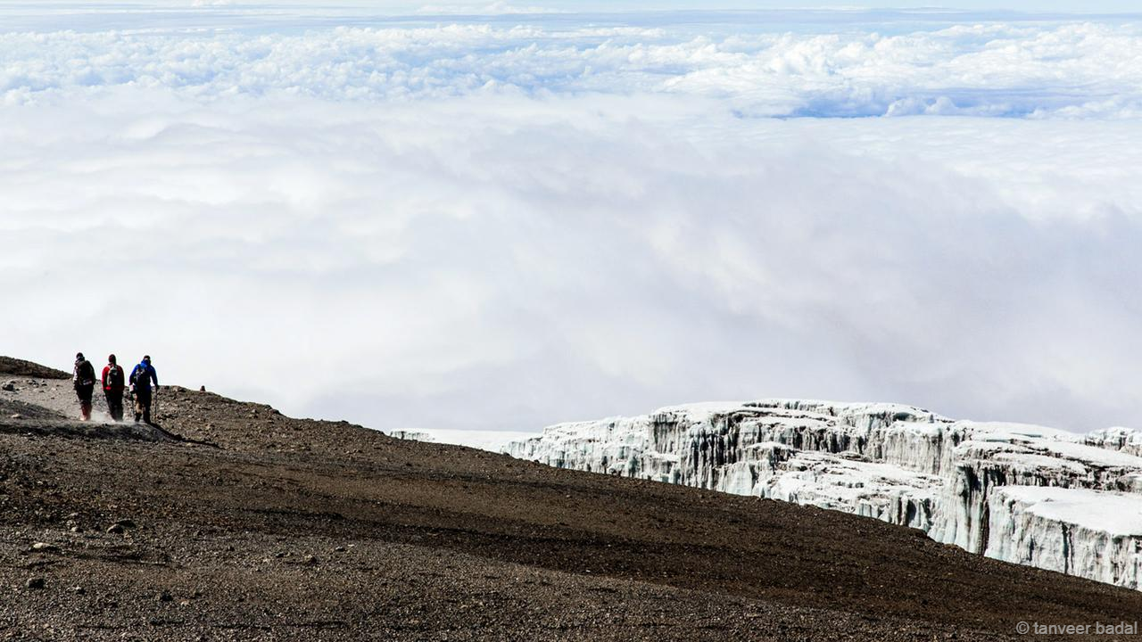 So với năm 1980, Kilimanjaro đã mất 33% lượng tuyết. So với năm 1912, đỉnh núi này đã mất tổng cộng 82% lượng tuyết. Tuy nhiên, các chuyên gia về sông băng cho rằng, loại băng giá có tuổi đời 11.700 năm này không thể biến mất trong vòng 5 năm tới được, thậm chí cả 15 năm tới. Mặc dù vậy, các dòng sông băng vẫn đang bị co lại. Theo ước tính mới nhất, chúng sẽ biến mất trước năm 2040.