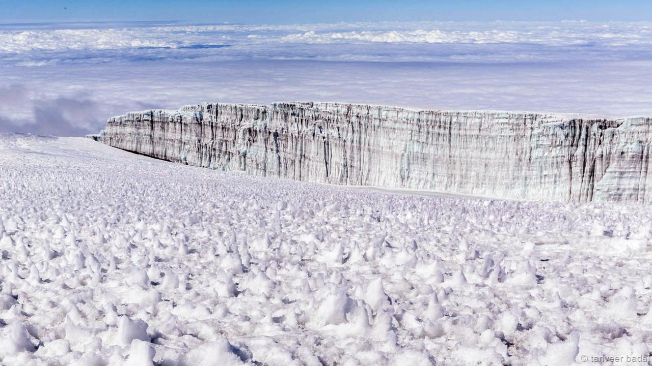 Kilimanjaro từng là biểu tượng hùng vĩ, khắc nghiệt và lãng mạn trong truyện ngắn nổi tiếng Snows of Kilimanjaro của đại văn hào Mỹ Ernest Hemingway: “Rộng lớn như cả thế giới, hùng vĩ, cao ngút và trắng tới không thể tin nổi dưới ánh mặt trời…”