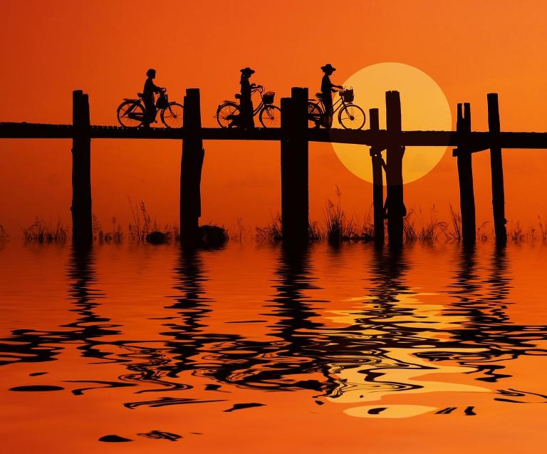 10. Mọi thứ đang thay đổi nhanh chóng: Myanmar đang mở cửa, ngày càng nhiều du khách chọn Myanmar làm điểm đến bên cạnh các tour du lịch nổi tiếng đến Thái Lan, Việt Nam, Campuchia và Lào. Tuy nhiên, hiện vẫn còn nhiều vùng hoang sơ cho bạn khám phá. Vì vậy hãy đừng chần chừ gì nữa, xách ba lô lên và đi đến vùng đất này, gặp những con người tuyệt vời, uống một ly bia lạnh, và khám phá vô vàn những điều thú vị. 